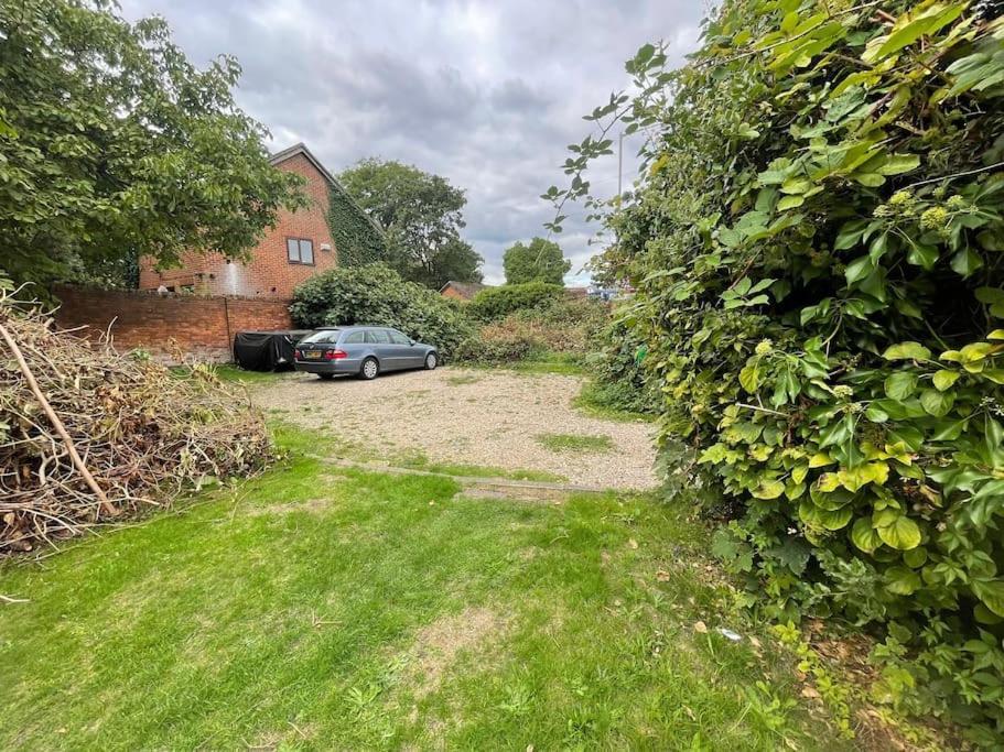 Holiday home Perfect For Large Family & Friends, Free Parking, Games Reading