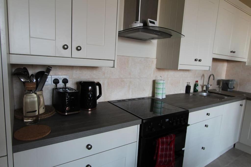 Perfect For Large Family & Friends, Free Parking, Games * Reading