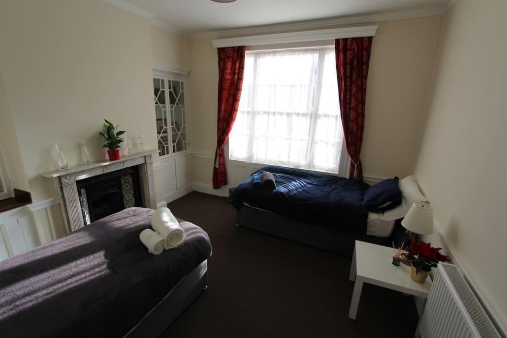 Perfect For Large Family & Friends, Free Parking, Games Reading