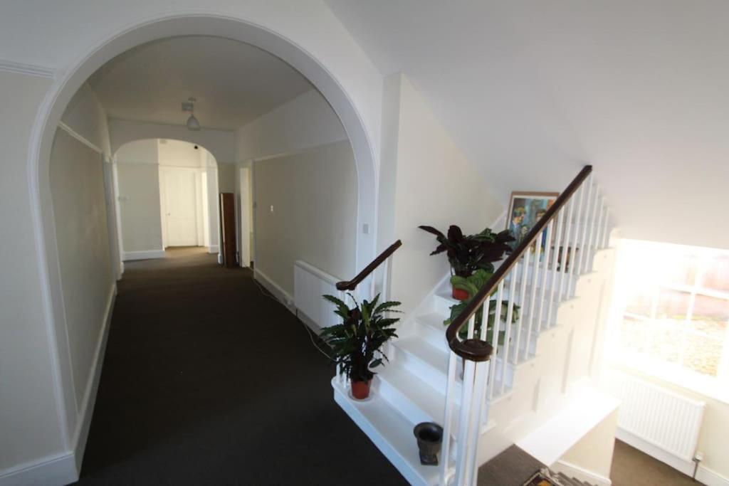 Holiday home Perfect For Large Family & Friends, Free Parking, Games Reading