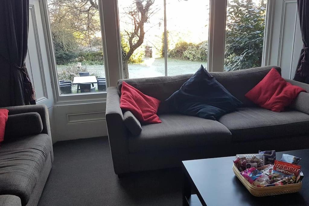 Perfect For Large Family & Friends, Free Parking, Games Reading