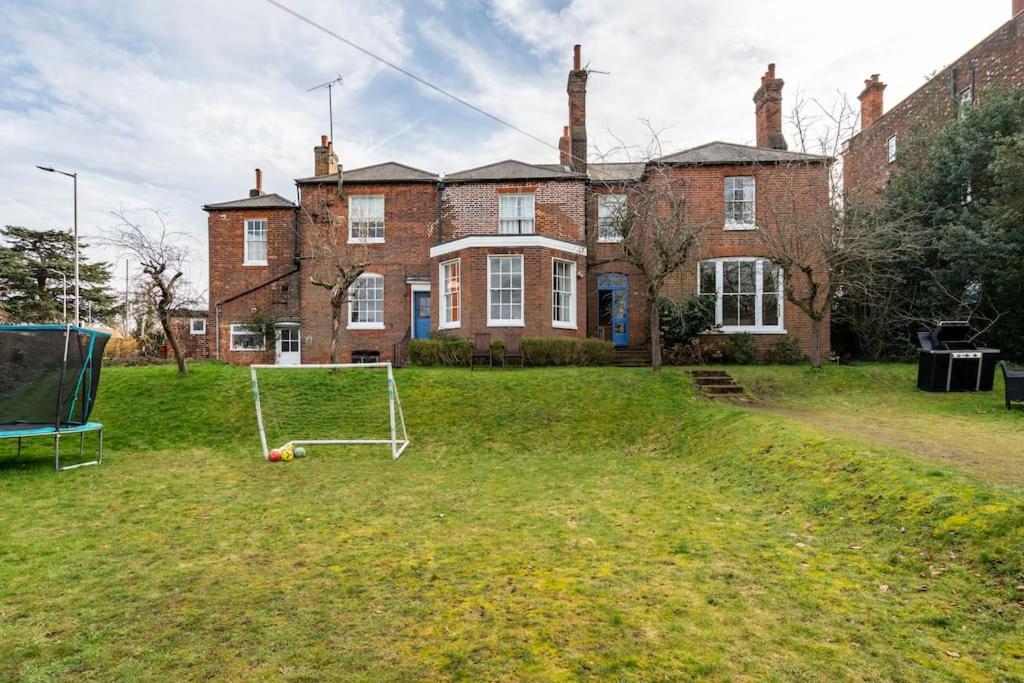 Perfect For Large Family & Friends, Free Parking, Games