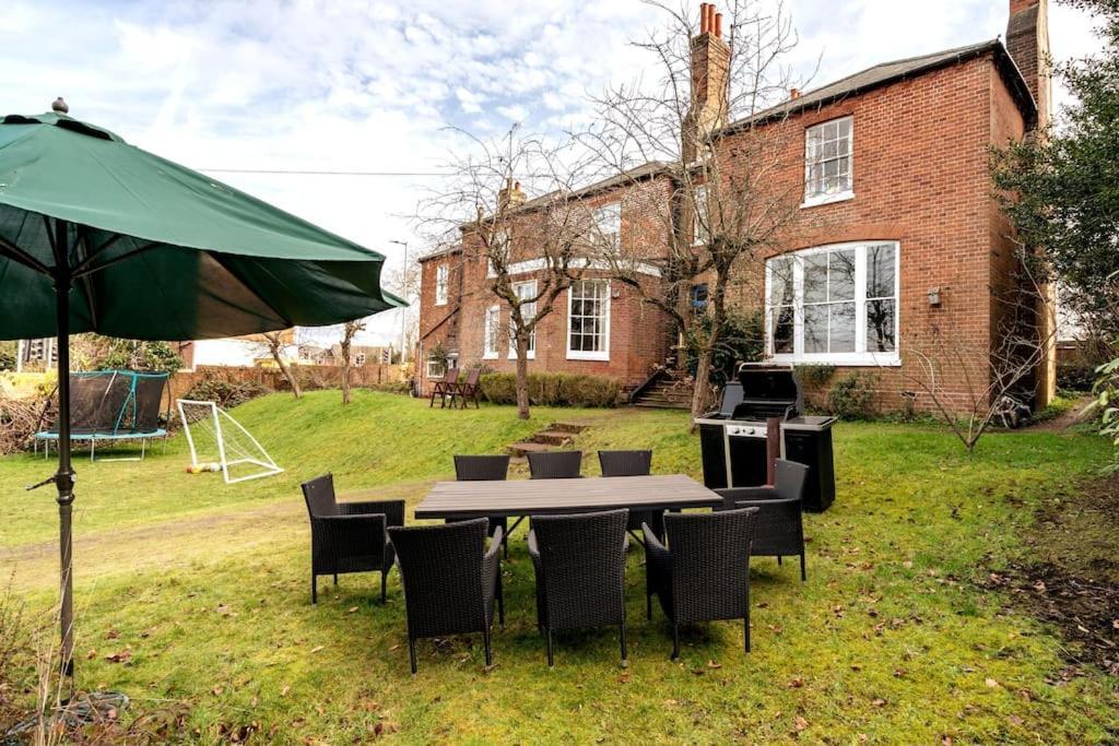 Perfect For Large Family & Friends, Free Parking, Games Holiday home Reading