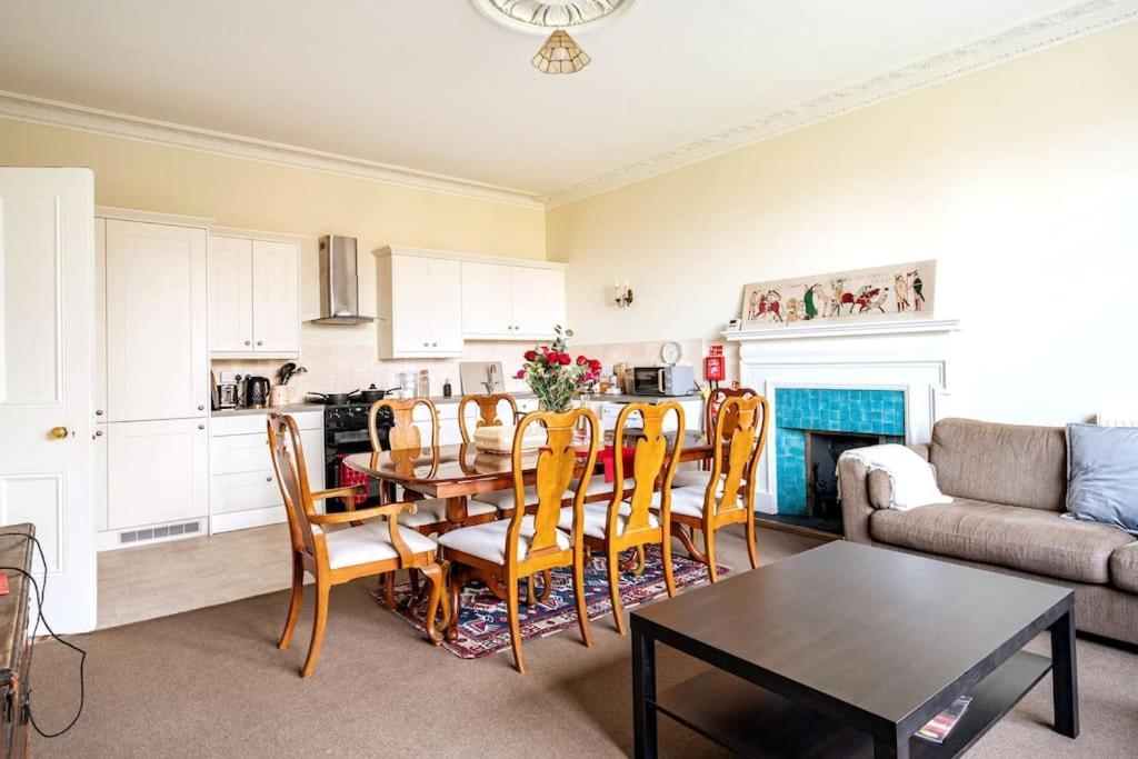 Perfect For Large Family & Friends, Free Parking, Games Holiday home