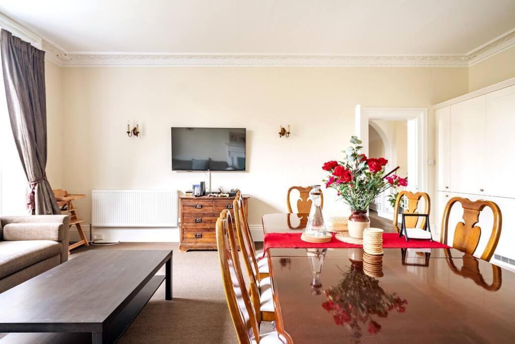 Perfect For Large Family & Friends, Free Parking, Games Holiday home