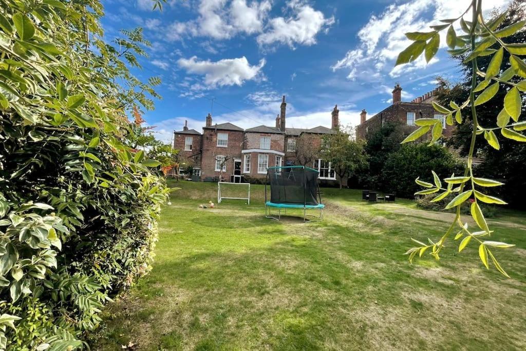 Perfect For Large Family & Friends, Free Parking, Games Reading