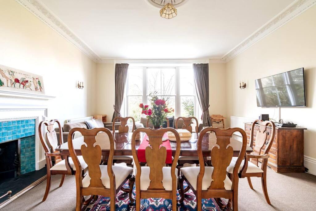 Holiday home Perfect For Large Family & Friends, Free Parking, Games Reading