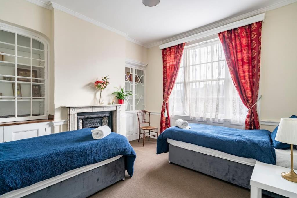 Perfect For Large Family & Friends, Free Parking, Games Reading