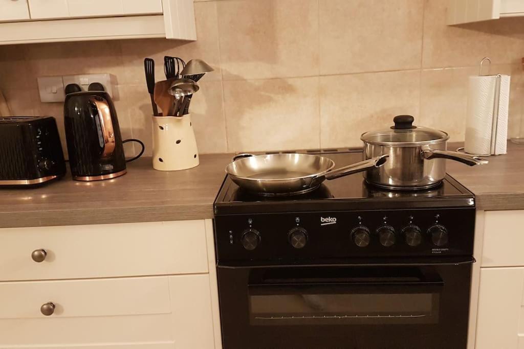 Perfect For Large Family & Friends, Free Parking, Games Holiday home Reading
