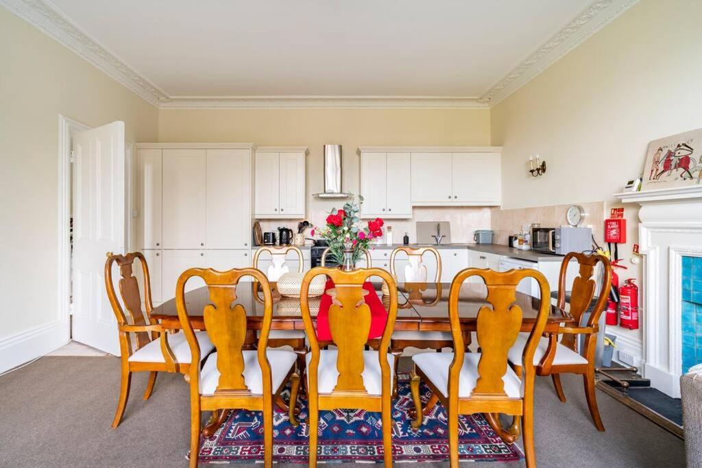 Perfect For Large Family & Friends, Free Parking, Games * Reading